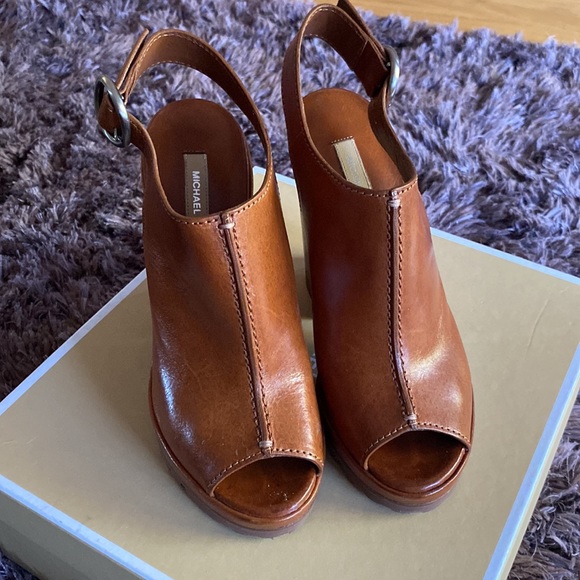 Michael Kors Patras Sandal - Picture 3 of 10